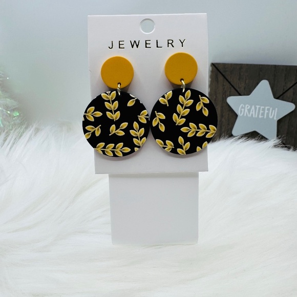 Chic Leaf Pattern Round Acrylic Dangle Earrings - Picture 1 of 3